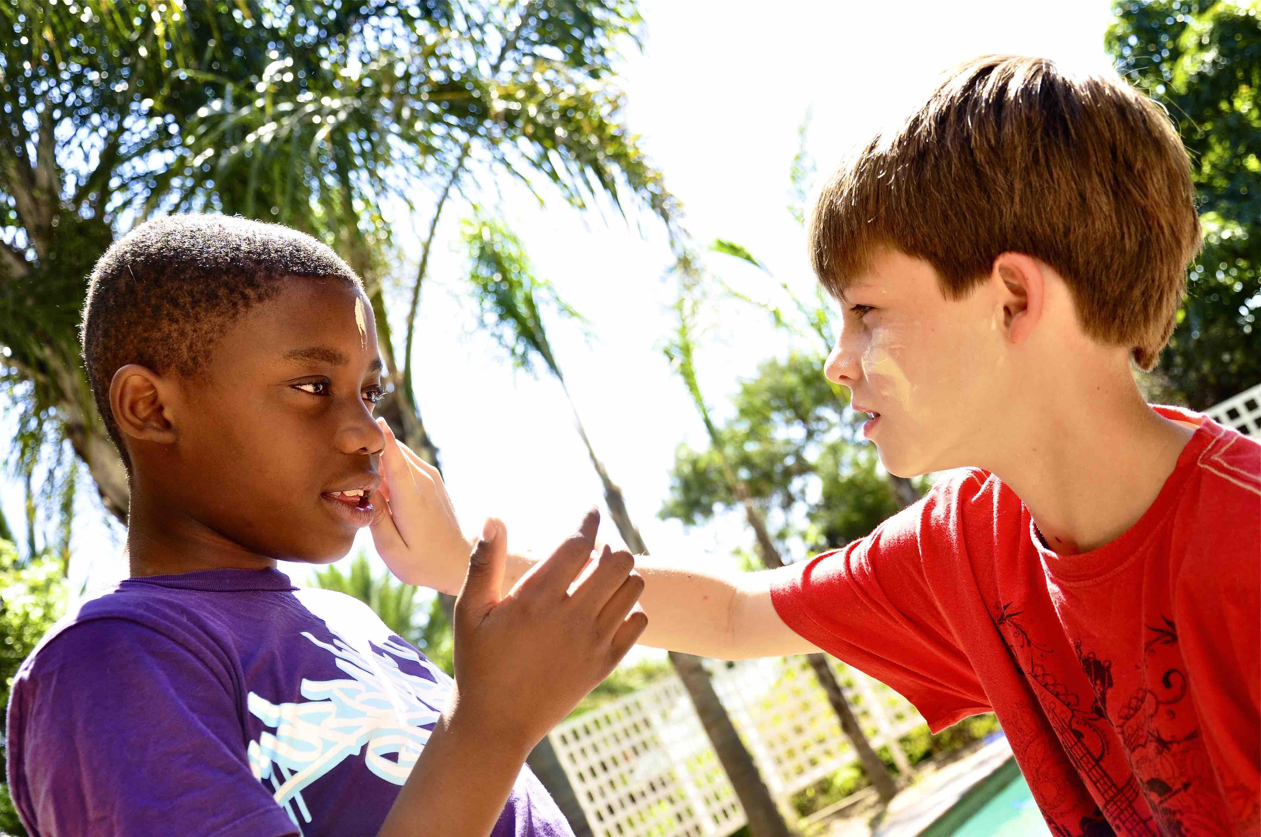 kids putting on sunscreen